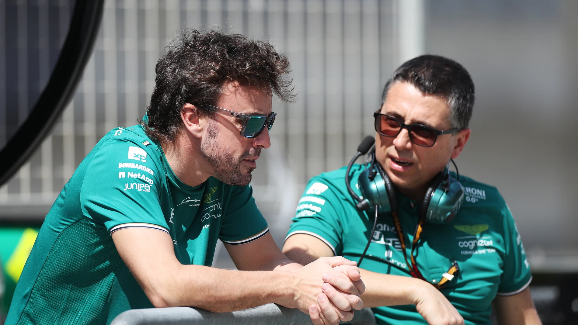  Fernando Alonso concentrado junto a su ingeniero
