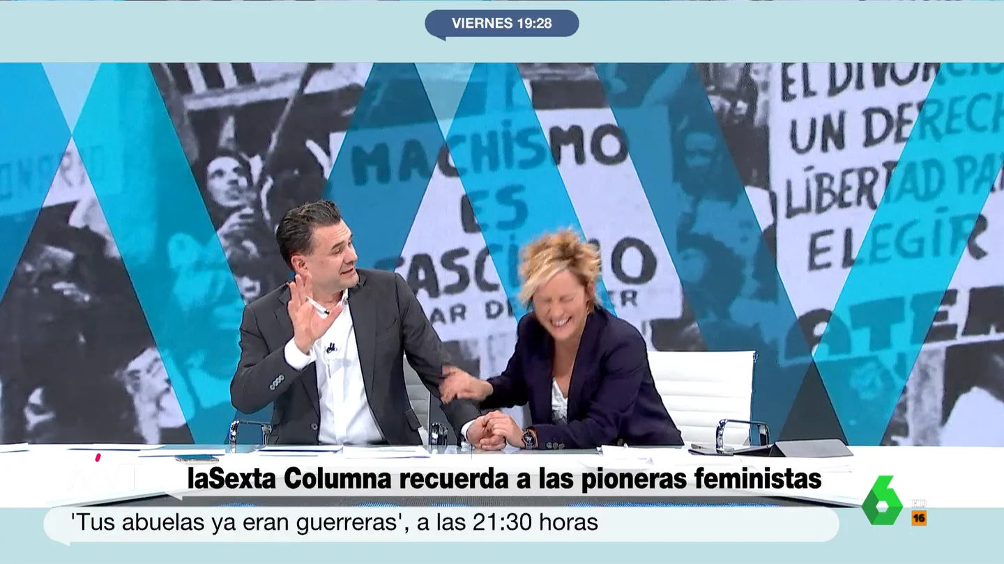 Cristina Pardo sufre un ataque de risa en directo ante la improvisación de Iñaki López Cristina Pardo sufre un ataque de risa en directo ante la improvisación de Iñaki López