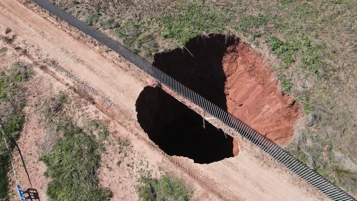 Aparece un enorme socavón de 40 metros de profundidad en Linares Aparece un enorme socavón de 40 metros de profundidad en Linares