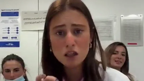 El Vall d'Hebron no renueva a la enfermera que criticó en TikTok tener que sacarse el C1 de catalán en las oposiciones El Vall d'Hebron no renueva a la enfermera que criticó en TikTok tener que sacarse el C1 de catalán en las oposiciones