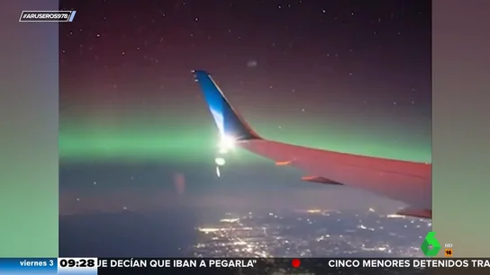 Un piloto de avión realiza un giro para que una pareja recién comprometida vea una aurora boreal Un piloto de avión realiza un giro para que una pareja recién comprometida vea una aurora boreal