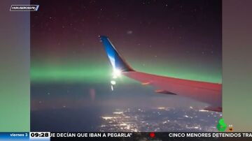 Un piloto de avión realiza un giro para que una pareja recién comprometida vea una aurora boreal