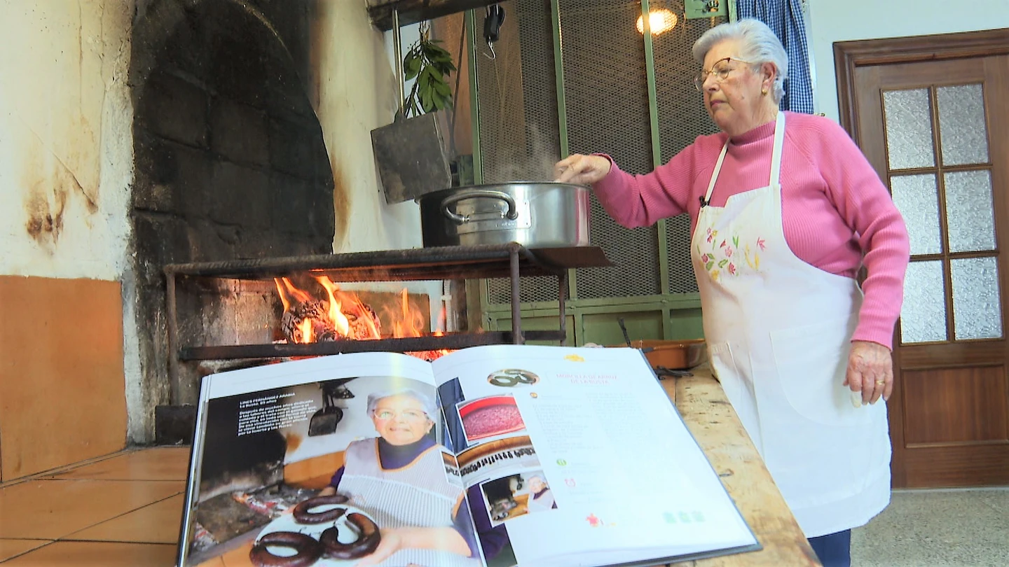 A Arguiñano le sale competencia: estos 25 vecinos han creado la biblia culinaria cántabra... y no la verás en librerías A Arguiñano le sale competencia: estos 25 vecinos han creado la biblia culinaria cántabra... y no la verás en librerías