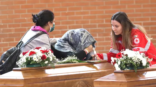 Los familiares de las víctimas del naufragio en Calabria lloran sobre los féretros de sus seres queridos  Los familiares de las víctimas del naufragio en Calabria lloran sobre los féretros de sus seres queridos