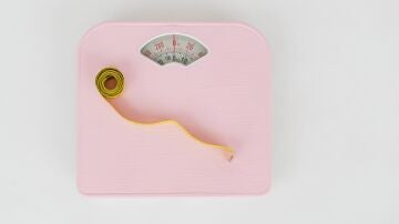 No, dormir mucho no engorda: los 8 mitos de la obesidad que los médicos quieren desmontar