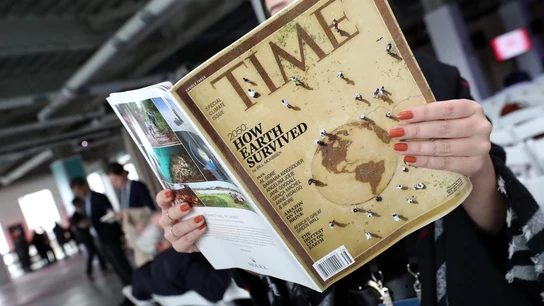Una mujer leyendo TIME en una cumbre organizada por la revista en Nueva York en 2019 Una mujer leyendo TIME en una cumbre organizada por la revista en Nueva York en 2019
