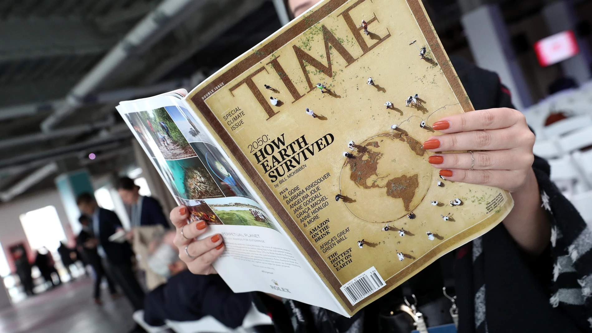Una mujer leyendo TIME en una cumbre organizada por la revista en Nueva York en 2019