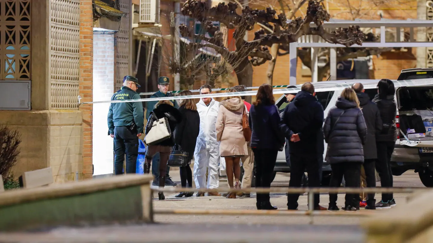 Efectivos de la Guardia Civil en la puerta de la casa en Villanueva de Gállego donde fue encontrada muerta la mujer Efectivos de la Guardia Civil en la puerta de la casa en Villanueva de Gállego donde fue encontrada muerta la mujer
