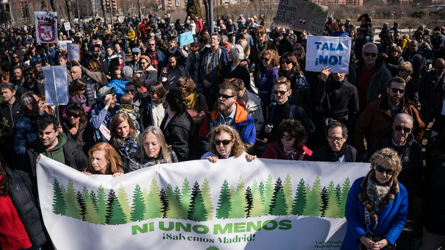 Vecinos de Arganzuela y Carabanchel se concentran de nuevo contra la tala de árboles en Madrid Río y Comillas por las obras del Metro, a 4 de marzo de 2023, en Madrid. Vecinos de Arganzuela y Carabanchel se concentran de nuevo contra la tala de árboles en Madrid Río y Comillas por las obras del Metro, a 4 de marzo de 2023, en Madrid.