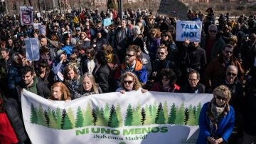 Vecinos de Arganzuela y Carabanchel se concentran de nuevo contra la tala de árboles en Madrid Río y Comillas por las obras del Metro, a 4 de marzo de 2023, en Madrid.