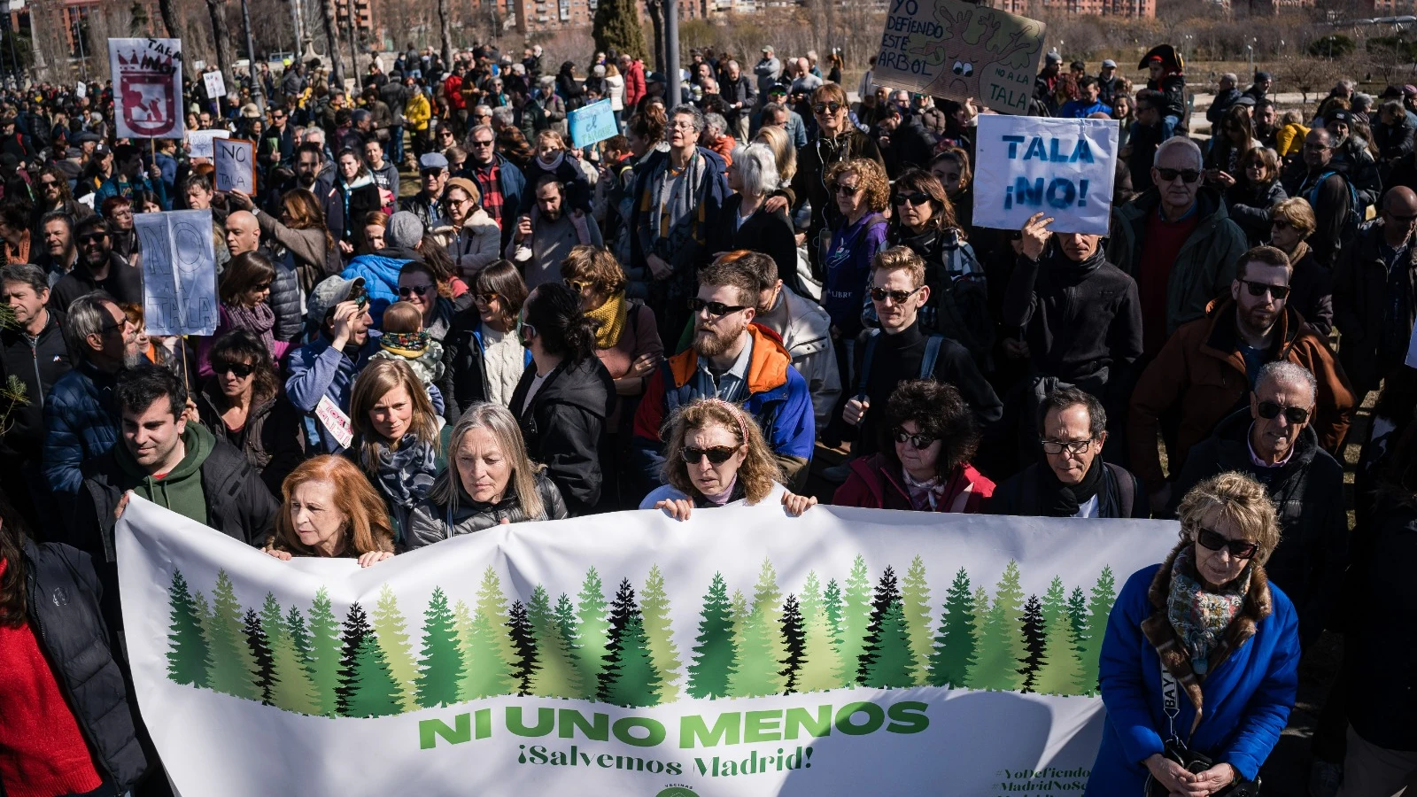 Vecinos de Arganzuela y Carabanchel se concentran de nuevo contra la tala de árboles en Madrid Río y Comillas por las obras del Metro, a 4 de marzo de 2023, en Madrid.