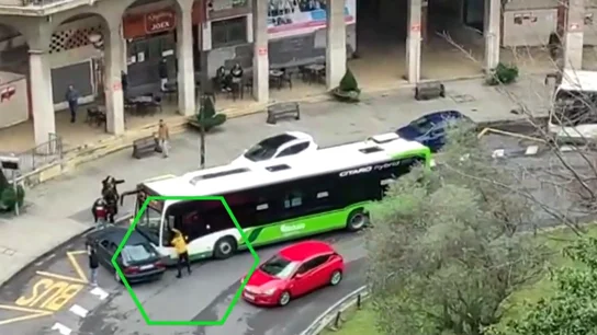 A puñetazo limpio: así acaban el conductor de un turismo y el de un autobús tras un incidente en Bilbao A puñetazo limpio: así acaban el conductor de un turismo y el de un autobús tras un incidente en Bilbao