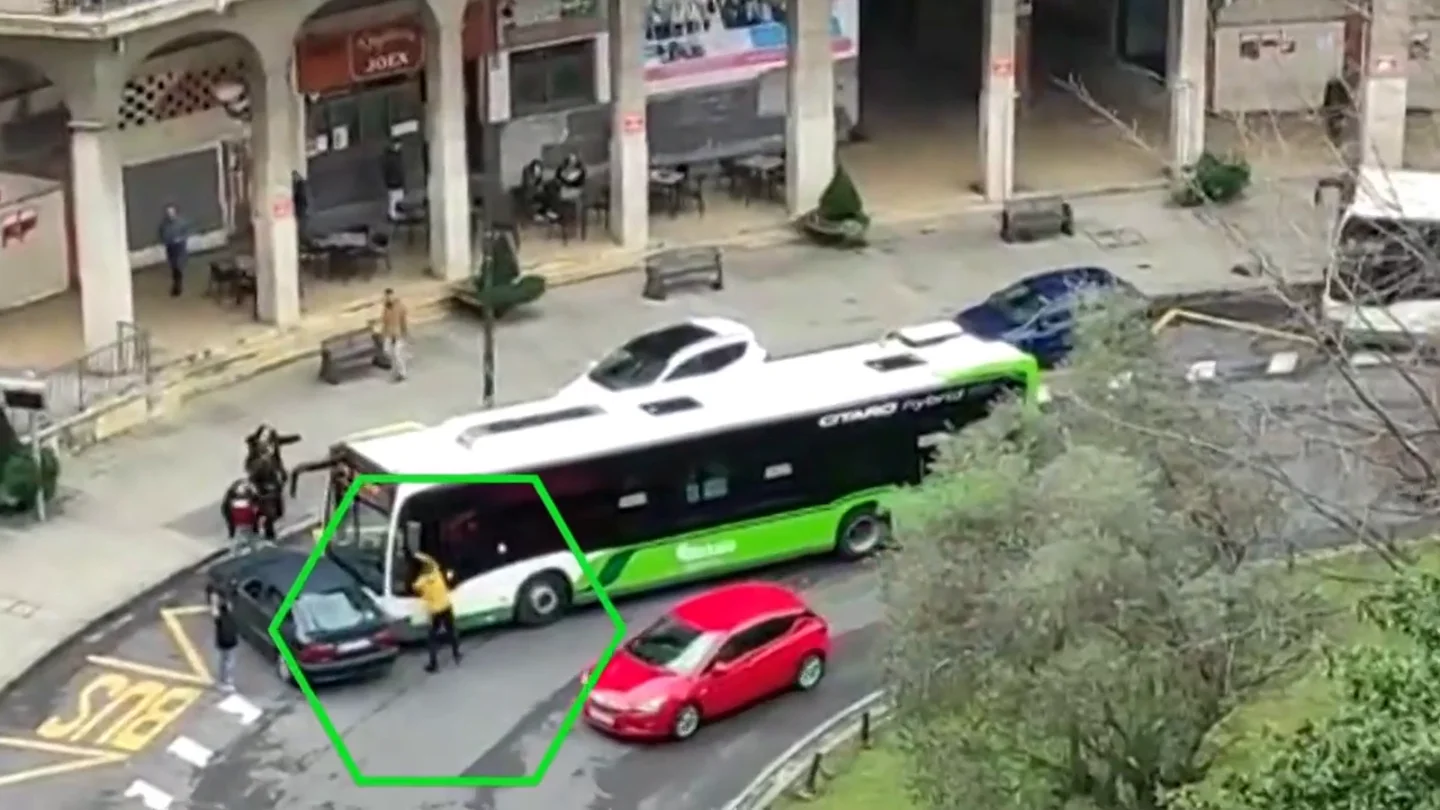 A puñetazo limpio: así acaban el conductor de un turismo y el de un autobús tras un incidente en Bilbao A puñetazo limpio: así acaban el conductor de un turismo y el de un autobús tras un incidente en Bilbao