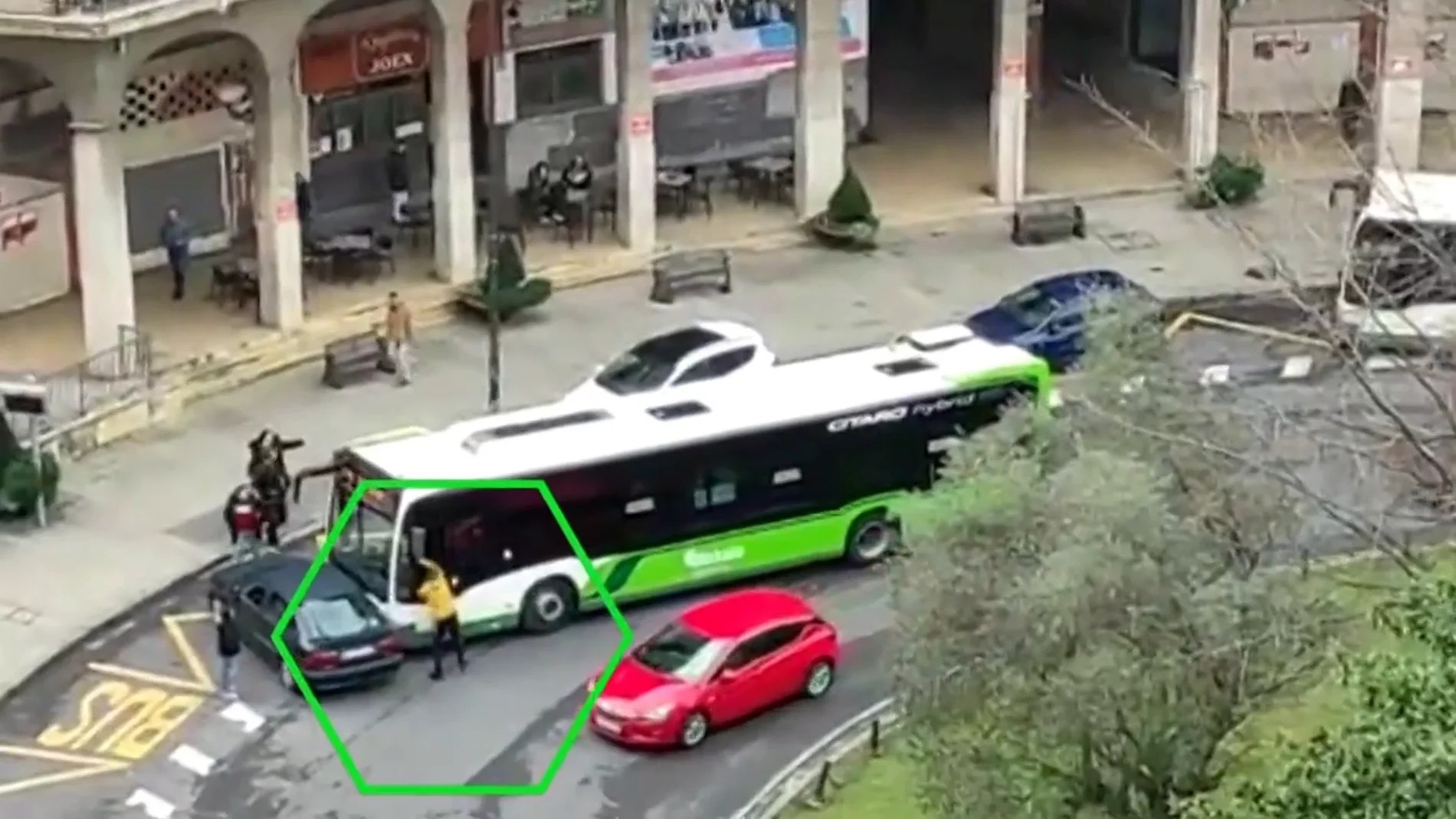A puñetazo limpio: así acaban el conductor de un turismo y el de un autobús tras un incidente en Bilbao