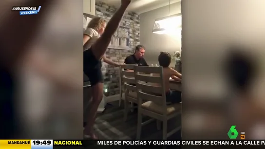 La airada y asquerosa manera de una mujer de terminar una discusión familiar La airada y asquerosa manera de una mujer de terminar una discusión familiar