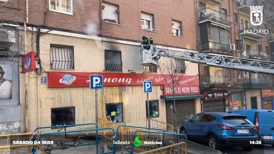 Muere una mujer y once personas resultan heridas en el incendio de una vivienda en Madrid Muere una mujer y once personas resultan heridas en el incendio de una vivienda en Madrid