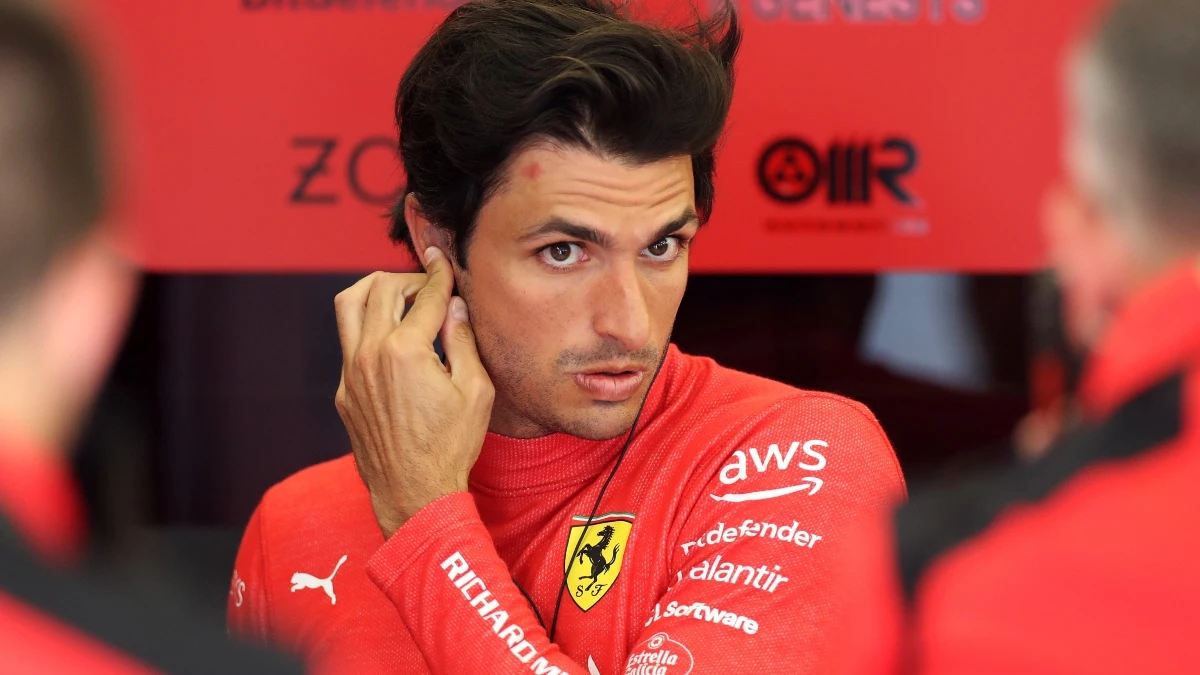 Carlos Sainz, en el box de Ferrari