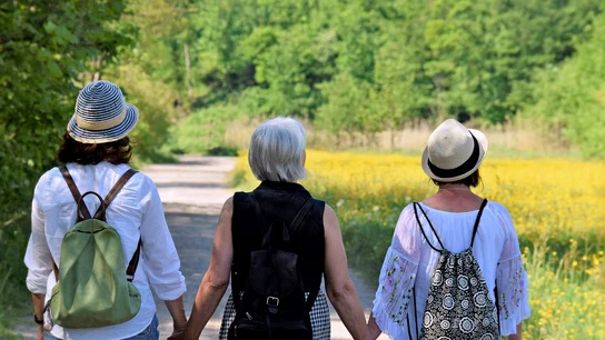 Mujeres dan un paseo Mujeres dan un paseo