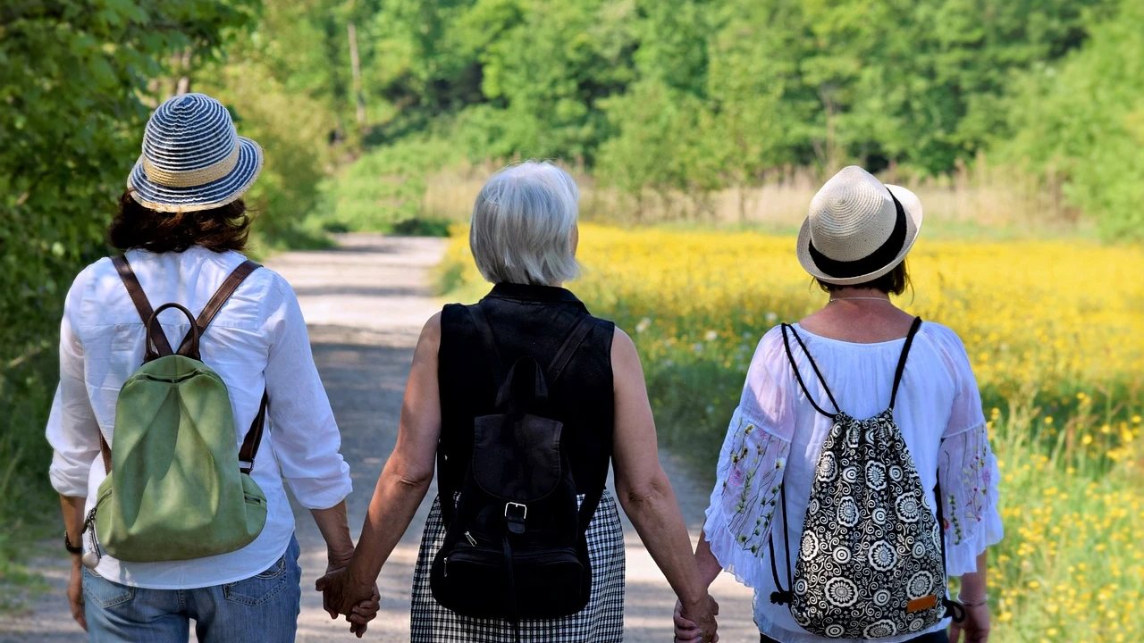 Mujeres dan un paseo