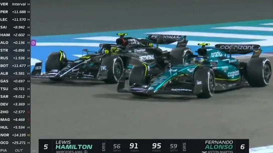 Alonso, en su adelantamiento a Hamilton Alonso, en su adelantamiento a Hamilton