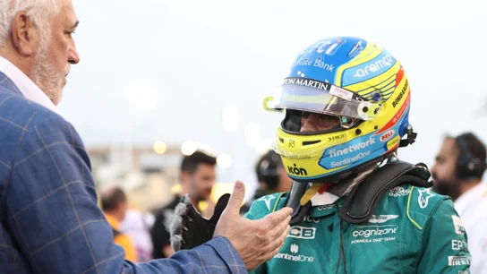Fernando Alonso saluda a Lawrence Stroll Fernando Alonso saluda a Lawrence Stroll