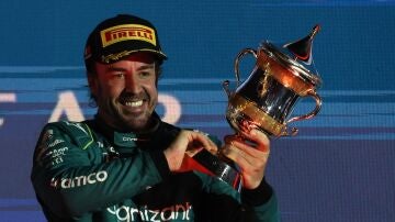 Fernando Alonso, en el podio de Bahrein