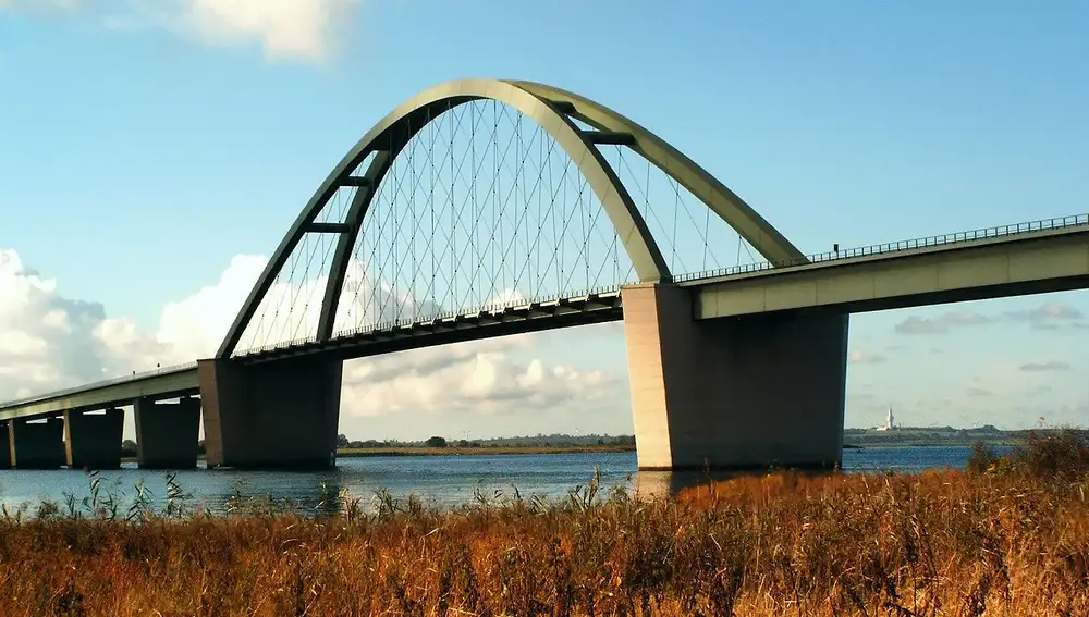 Puente que une la Isla de Fehmarn al continente