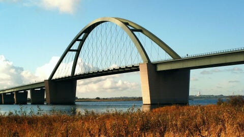 Puente que une la Isla de Fehmarn al continente
