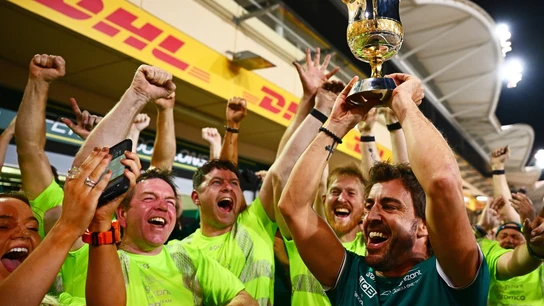 Fernando Alonso, con el trofeo del tercer puesto de Bahrein Fernando Alonso, con el trofeo del tercer puesto de Bahrein