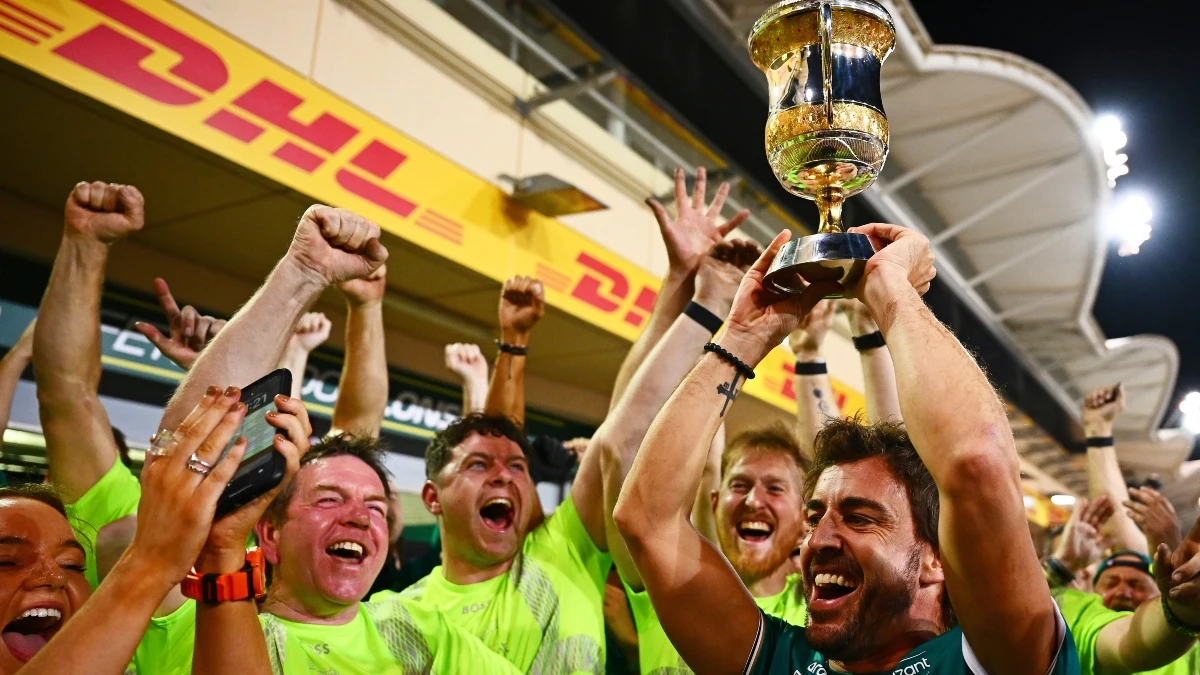 Fernando Alonso, con el trofeo del tercer puesto de Bahrein