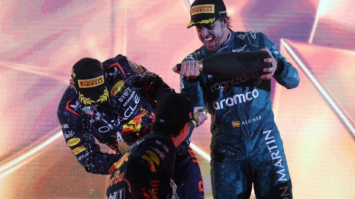 Fernando Alonso, en el podio con Max Verstappen