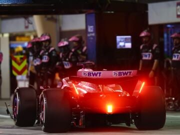 Esteban Ocon entra a boxes