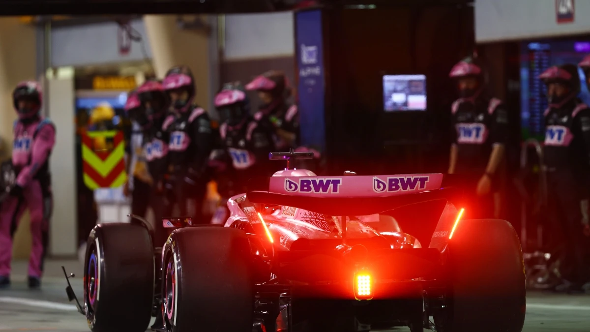 Esteban Ocon entra a boxes