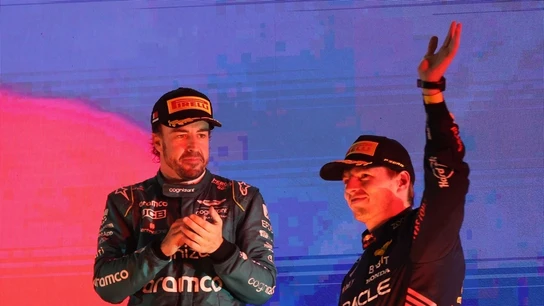 Fernando Alonso y Max Verstappen, en el podio de Bahrein. Fernando Alonso y Max Verstappen, en el podio de Bahrein.