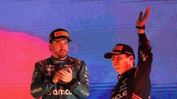 Fernando Alonso y Max Verstappen, en el podio de Bahrein.