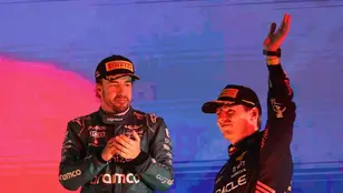 Fernando Alonso y Max Verstappen, en el podio de Bahrein.