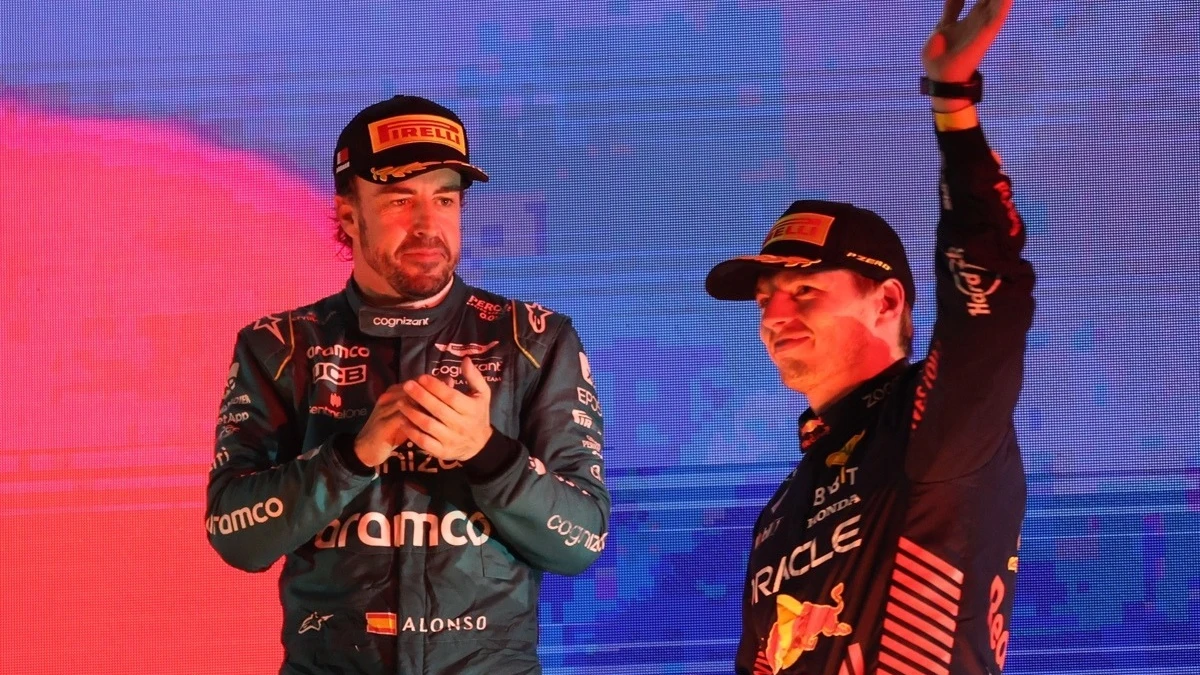 Fernando Alonso y Max Verstappen, en el podio de Bahrein.