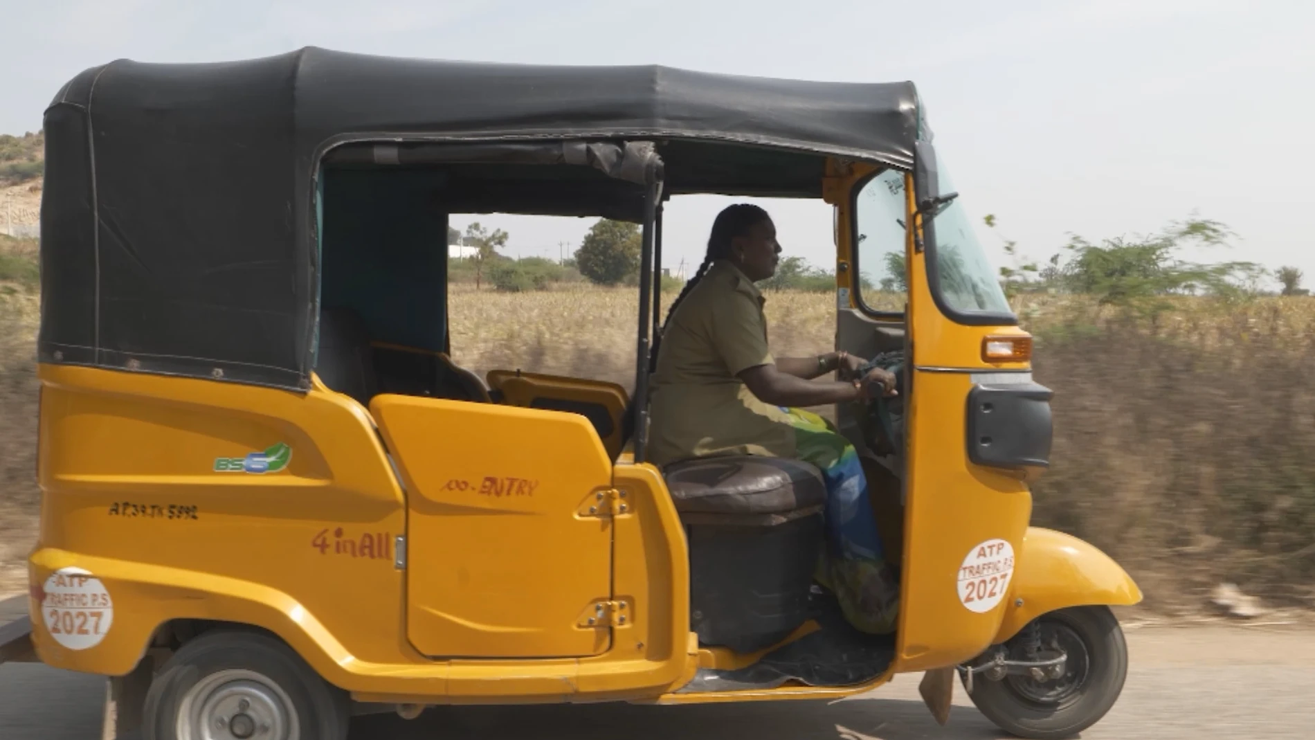 Conductora de 'tuktuk' en la India