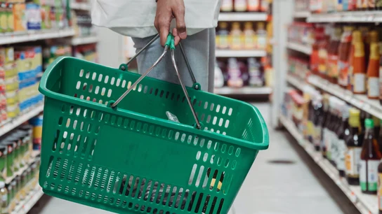 Imagen de archivo de una persona en el supermercado Imagen de archivo de una persona en el supermercado