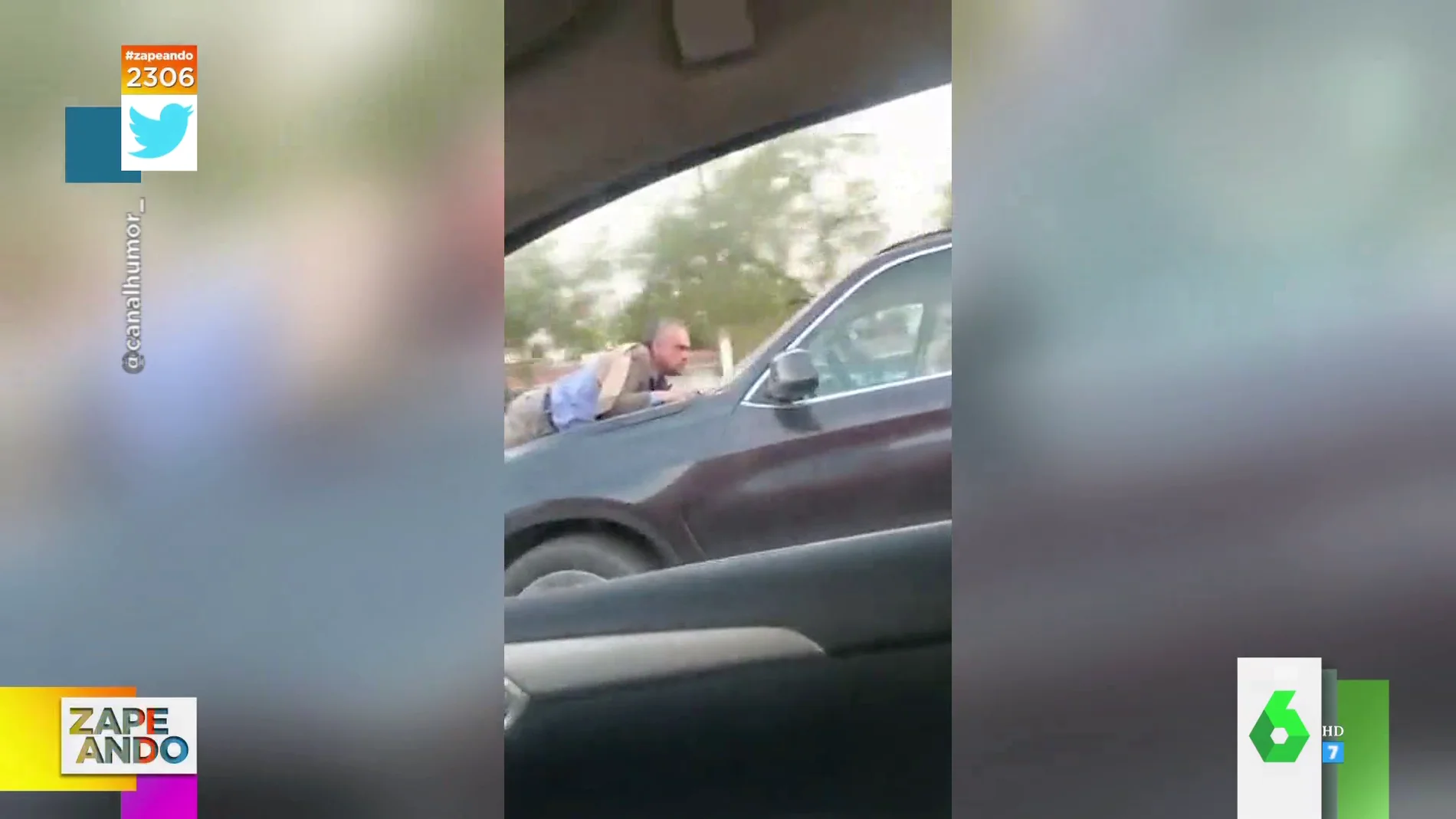 Vídeo viral de cómo un coche lleva por la carretera a un hombre sobre el capó