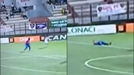 Momento en que el futbolista cae sobre el césped Momento en que el futbolista cae sobre el césped