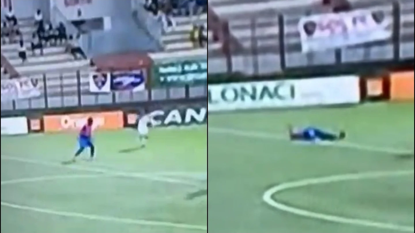 Momento en que el futbolista cae sobre el césped Momento en que el futbolista cae sobre el césped