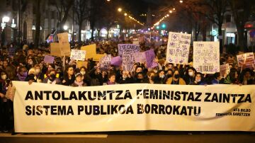 8M.- Miles de mujeres reclaman en Bilbao un sistema público de cuidados y se muestran en contra de todas las guerras