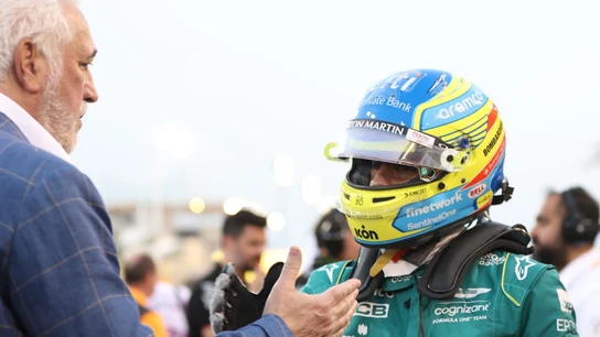 Lawrence Stroll da la mano a Fernando Alonso Lawrence Stroll da la mano a Fernando Alonso