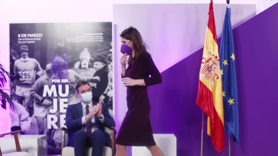 La ministra de Igualdad y el presidente del Gobierno en el acto institucional con motivo del 8 de marzo de 2021. La ministra de Igualdad y el presidente del Gobierno en el acto institucional con motivo del 8 de marzo de 2021.