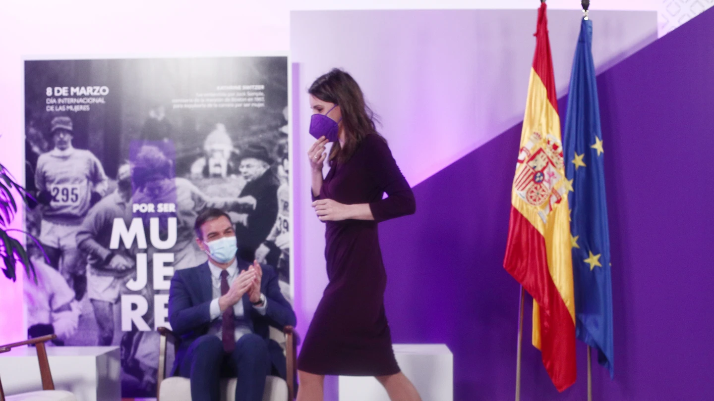 La ministra de Igualdad y el presidente del Gobierno en el acto institucional con motivo del 8 de marzo de 2021. La ministra de Igualdad y el presidente del Gobierno en el acto institucional con motivo del 8 de marzo de 2021.