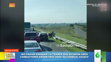 Vídeo viral de cómo dos personas quitan el guardarraíl para escapar del atasco 