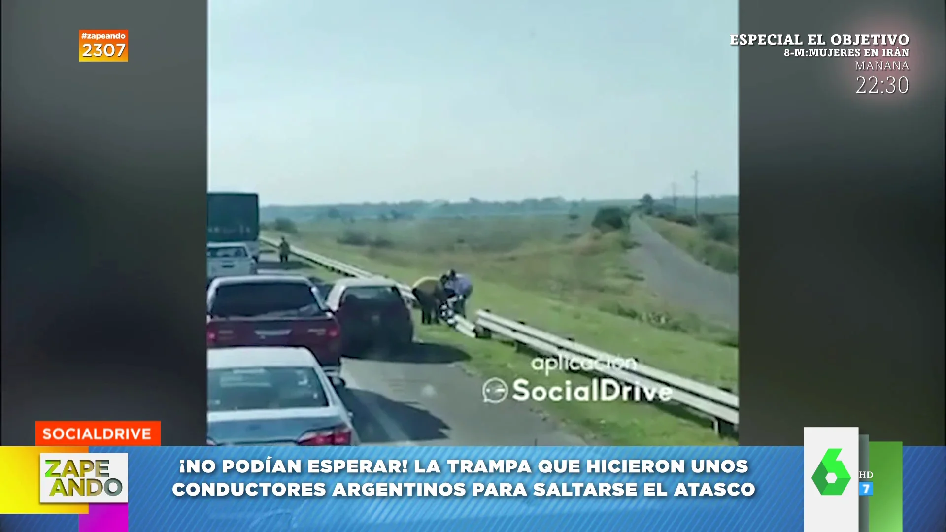 Vídeo viral de cómo dos personas quitan el guardarraíl para escapar del atasco 