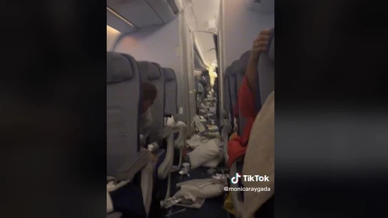 Así queda un avión tras caer en picado durante 20 segundos: siete heridos y caos en la cabina Así queda un avión tras caer en picado durante 20 segundos: siete heridos y caos en la cabina