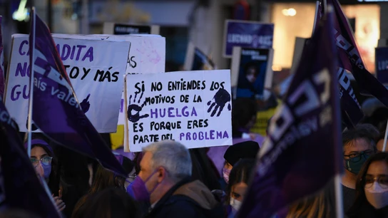 Un grupo de mujeres sostiene pancartas en una manifestación por el 8M, Día Internacional de la Mujer, a 8 de marzo de 2022, en Valencia. Un grupo de mujeres sostiene pancartas en una manifestación por el 8M, Día Internacional de la Mujer, a 8 de marzo de 2022, en Valencia.